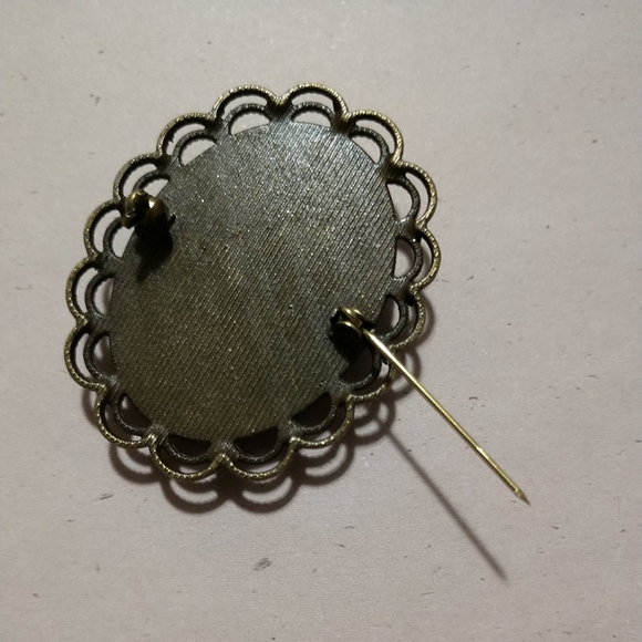 Beautiful! Vintage Bronze Tone Plastic Cameo of a Woman Brooch Pin - Picture 4 of 8